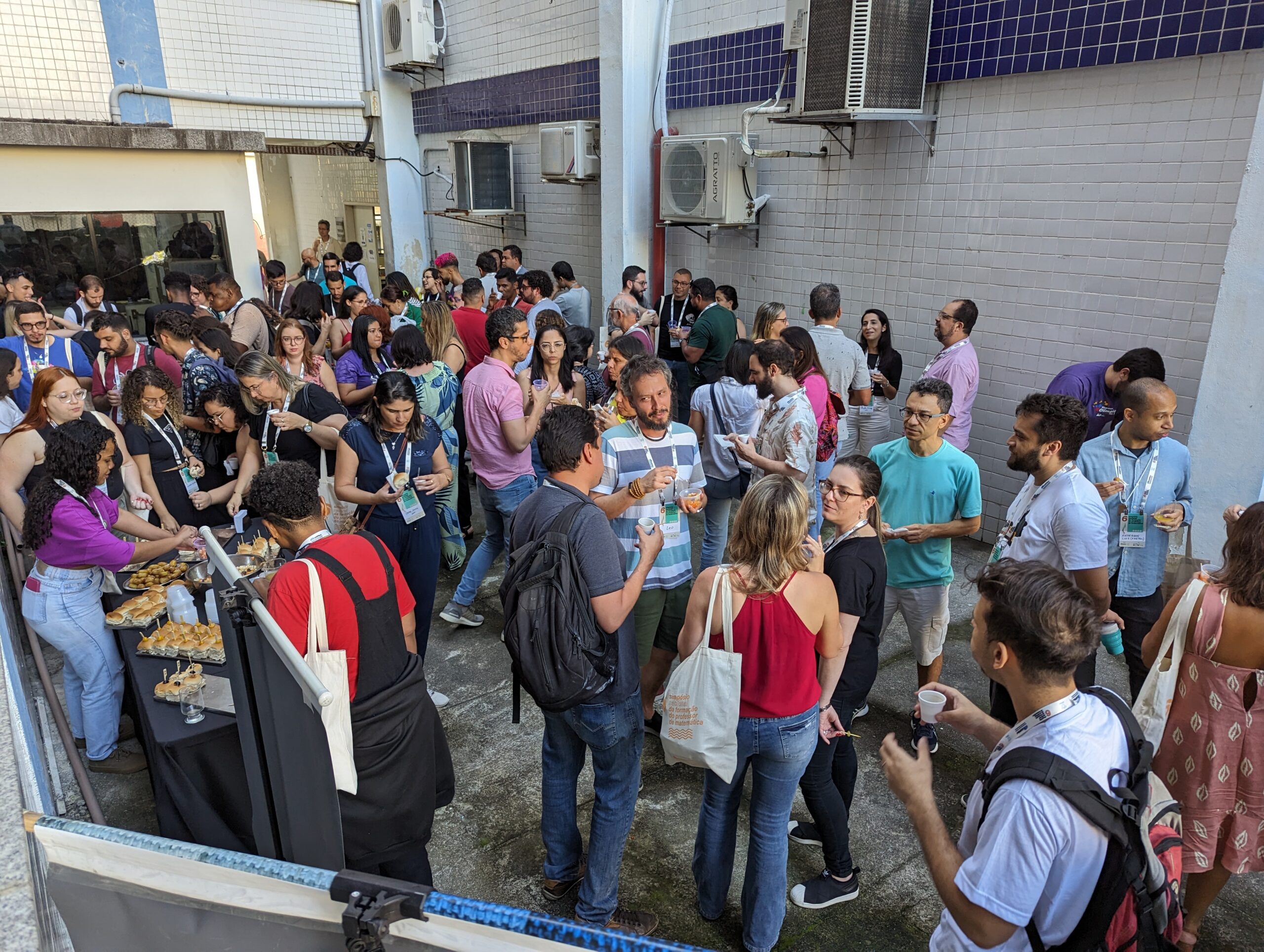 O nosso professor de matemática do ensino médio, Victor, fez um